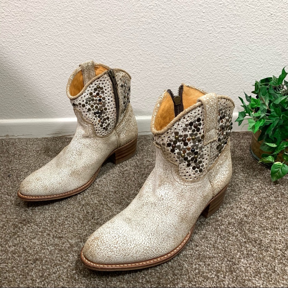 Frye Deborah Studded Short Boots Distressed Boho - Picture 2 of 12